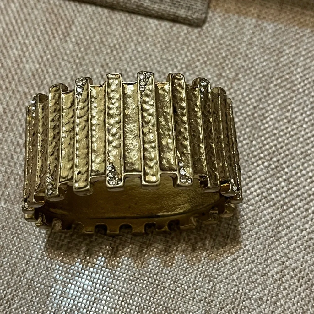 Elegant Gold Textured Women's bracelet - Picture 2 of 5